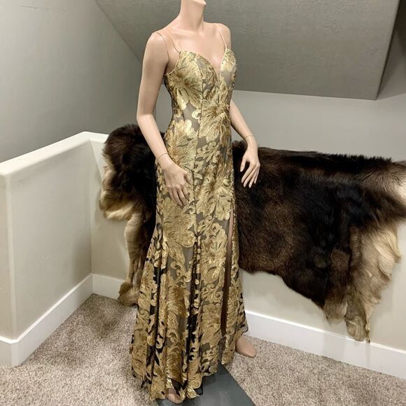 Gorgeous Sequined Golden Floral Lace Mermaid Gown - Picture 3 of 16